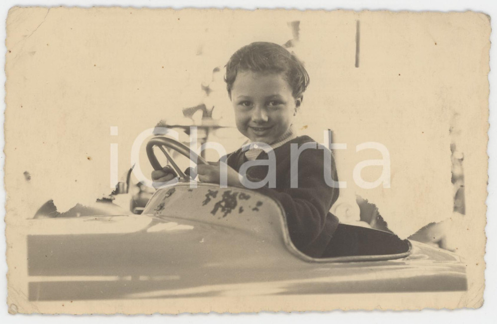 Fotografia d epoca originale 1950 ca MILANO Bambino guida auto giocattolo  Foto Riccardo DI NOIA 14x9 cm 1