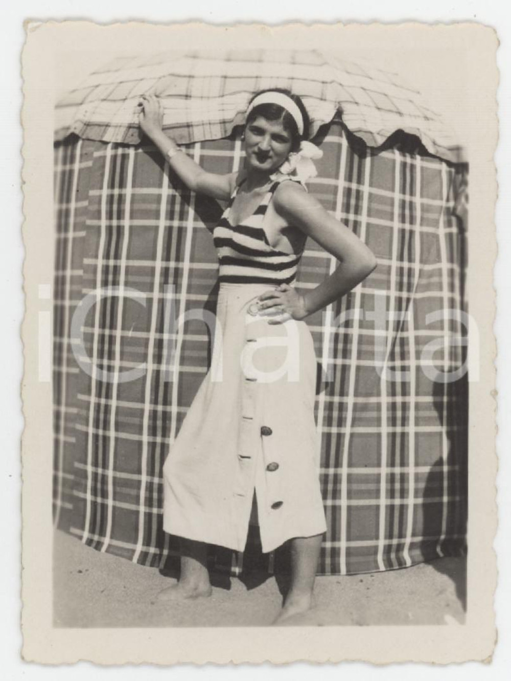 Fotografia d epoca originale 1940 ca ITALIA Donna in posa con cabina da spiaggia  Foto ANONIMA 6x8 cm 1