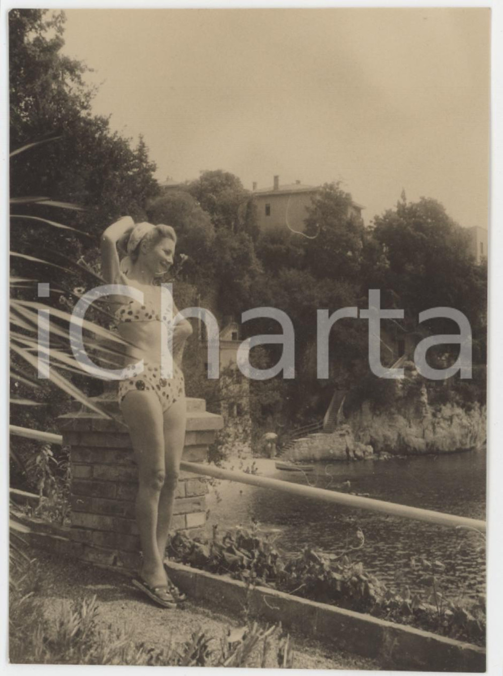 Fotografia d epoca originale 1950 ca ITALIA Donna in posa sul lungomare  Foto ANONIMA 7x10 cm 1