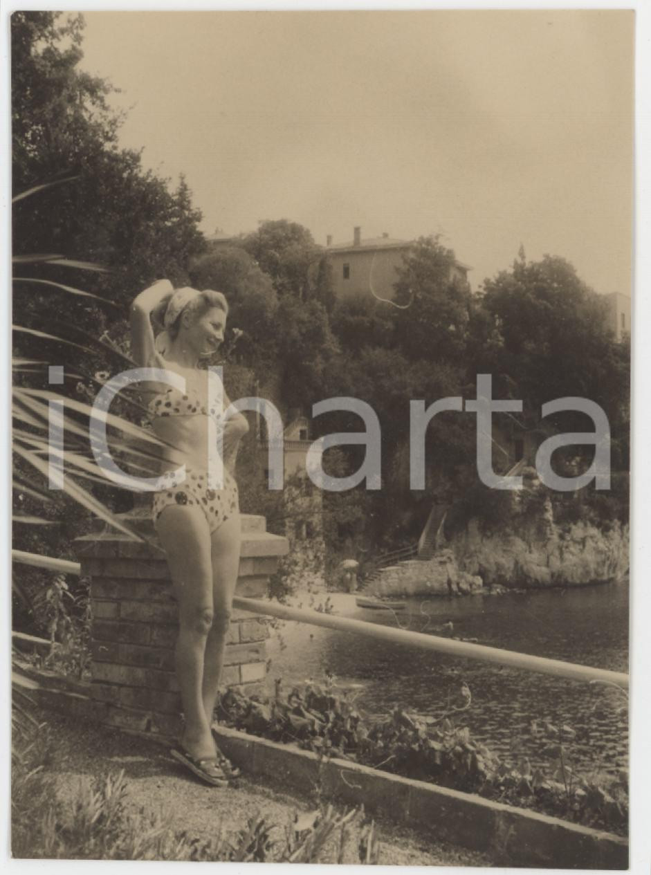 Fotografia d epoca originale 1950 ca ITALIA Donna in posa sul lungomare  Foto ANONIMA 7x10 cm 1