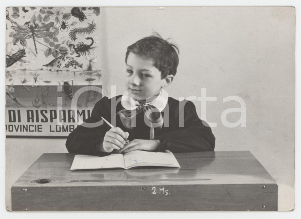 Fotografia d epoca originale 1965 ca MILANO  SCUOLA  Bambino al banco  Foto COSTUME 15x10 cm 1