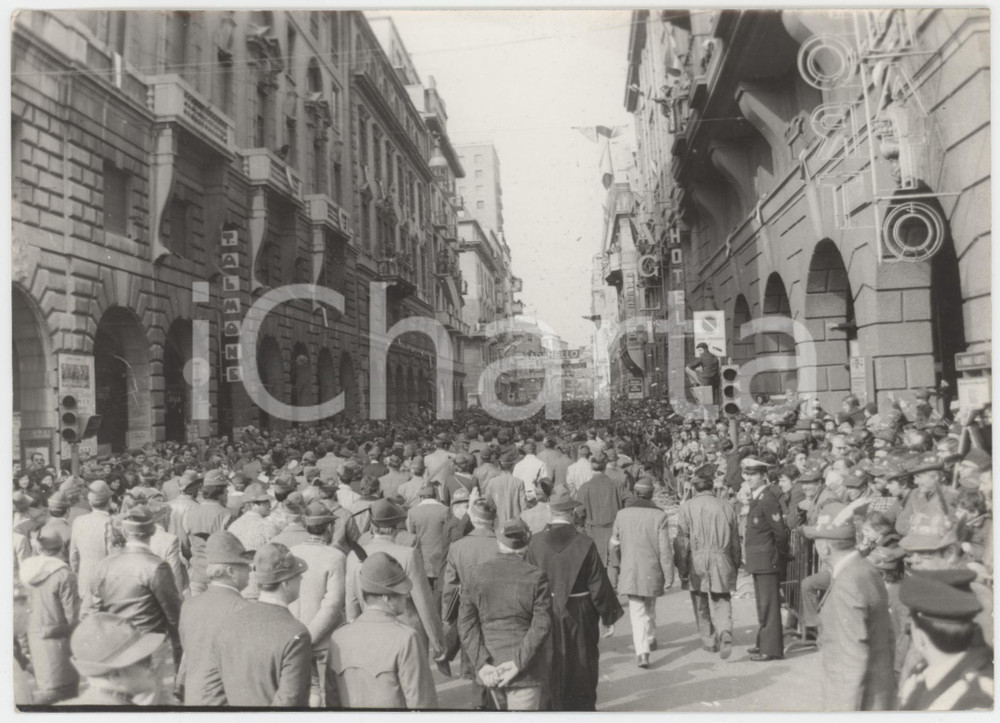 1976 PADOVA Adunata Nazionale ALPINI Corteo per le vie della cittÃ  - Foto 17x13 Fotografia originale d'epoca.   FAIR/discreto Lievi smussature agli angoli FORMATO: 17x13 originale e autentica 1