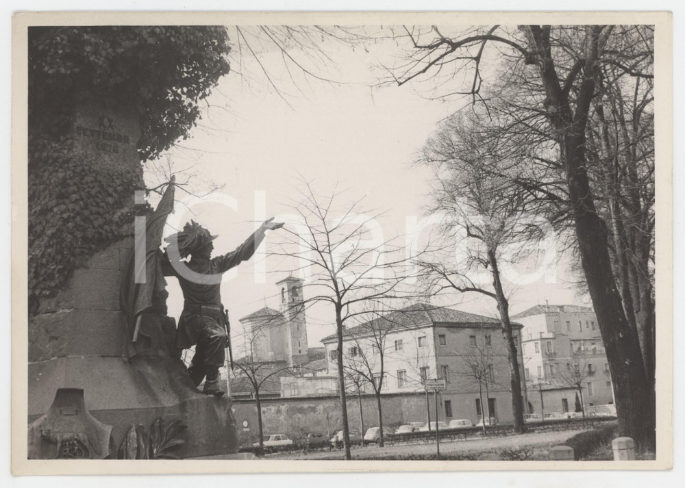 Fotografia d epoca originale 1970 ca PADOVA Piazza del Castello  Monumento ai bersaglieri  Foto 18x12 cm 1