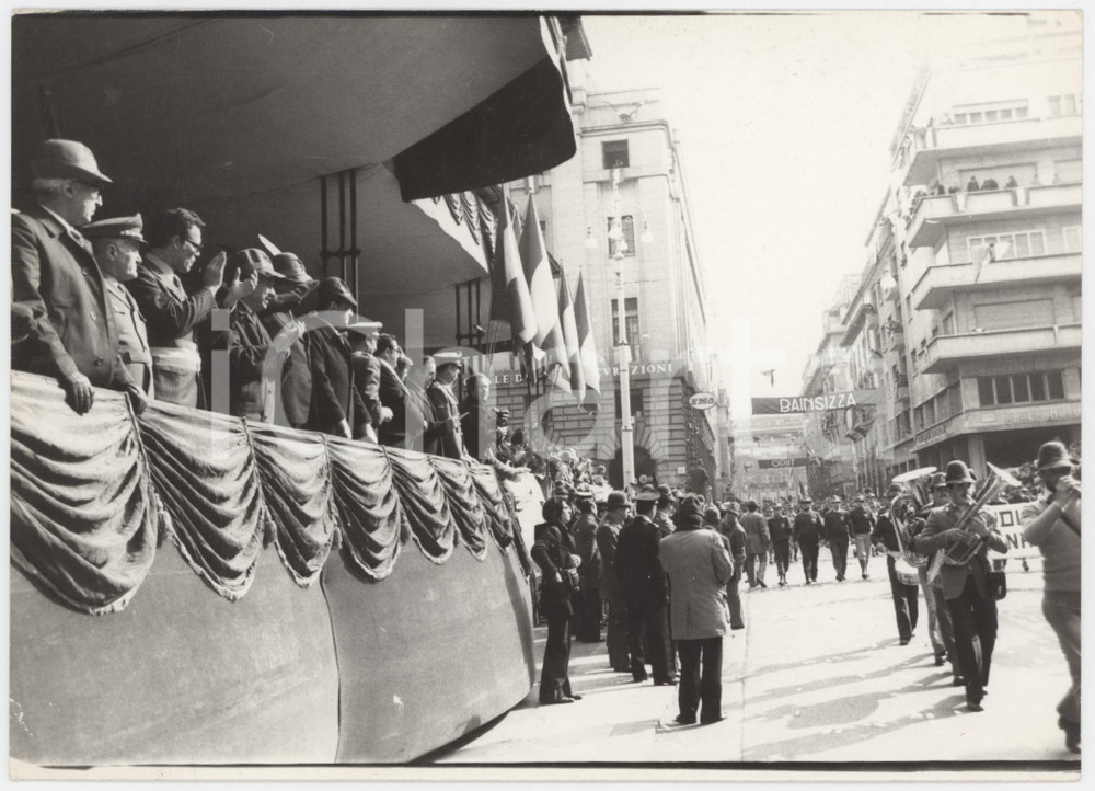 Fotografia d epoca originale 1976 PADOVA Adunata Nazionale ALPINI Fanfara e palco delle autoritÃ   Foto 1