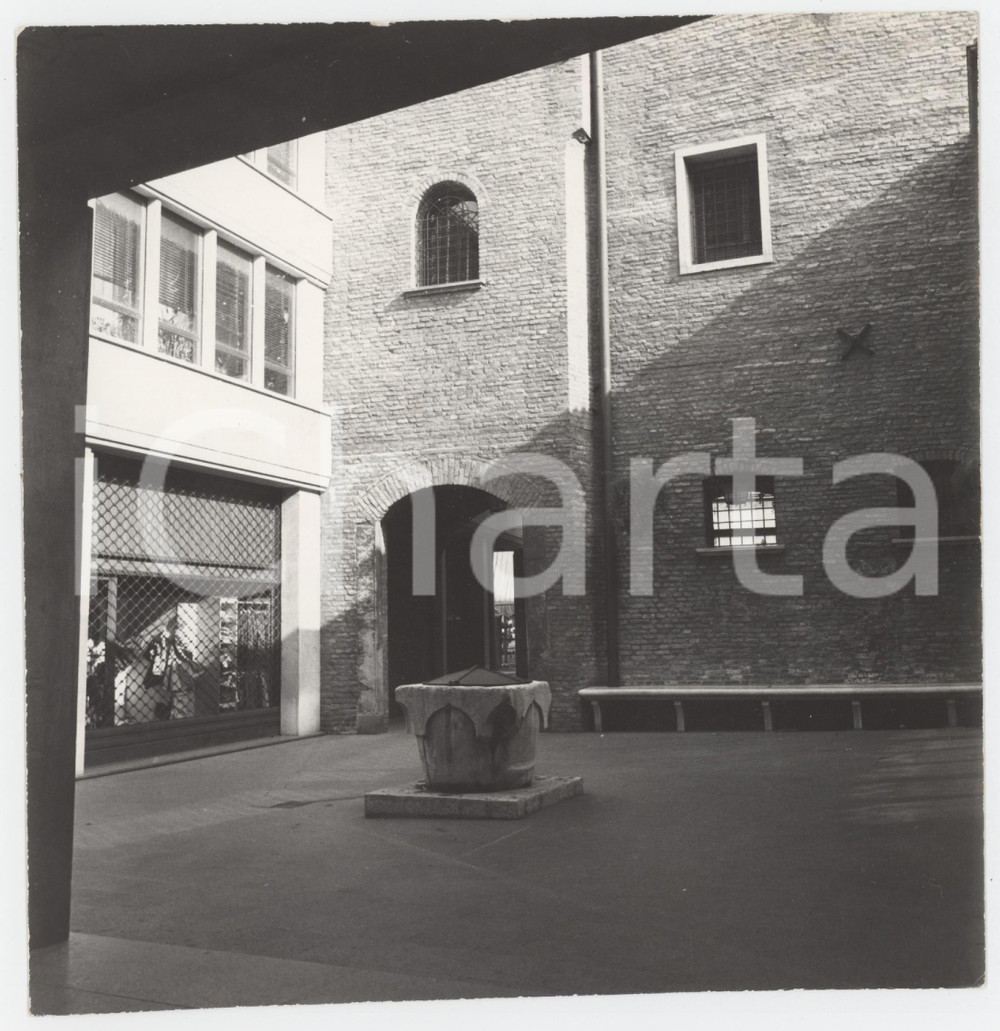 Fotografia d epoca originale 1970 ca PADOVA Scorcio di Galleria Ezzelino  Foto 18x18 cm 1