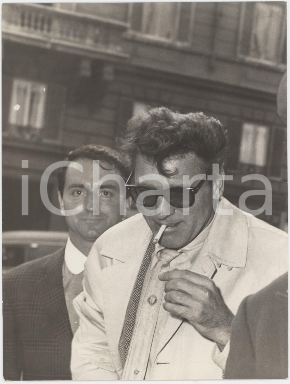 Fotografia d epoca originale 1965 ca ROMA  CINEMA Richard BURTON fuma una sigaretta  Foto 18x24 cm 1