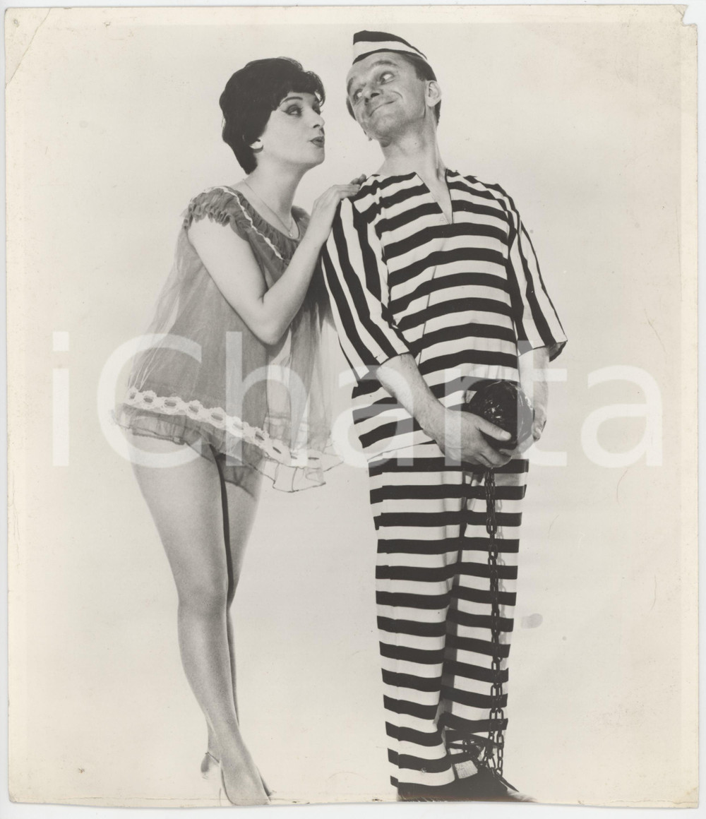 Fotografia d epoca originale 1955 ca TEATRO  VARIETÃ€ Comici  Carcerato e ragazza in vestaglia  Foto 20x24 1