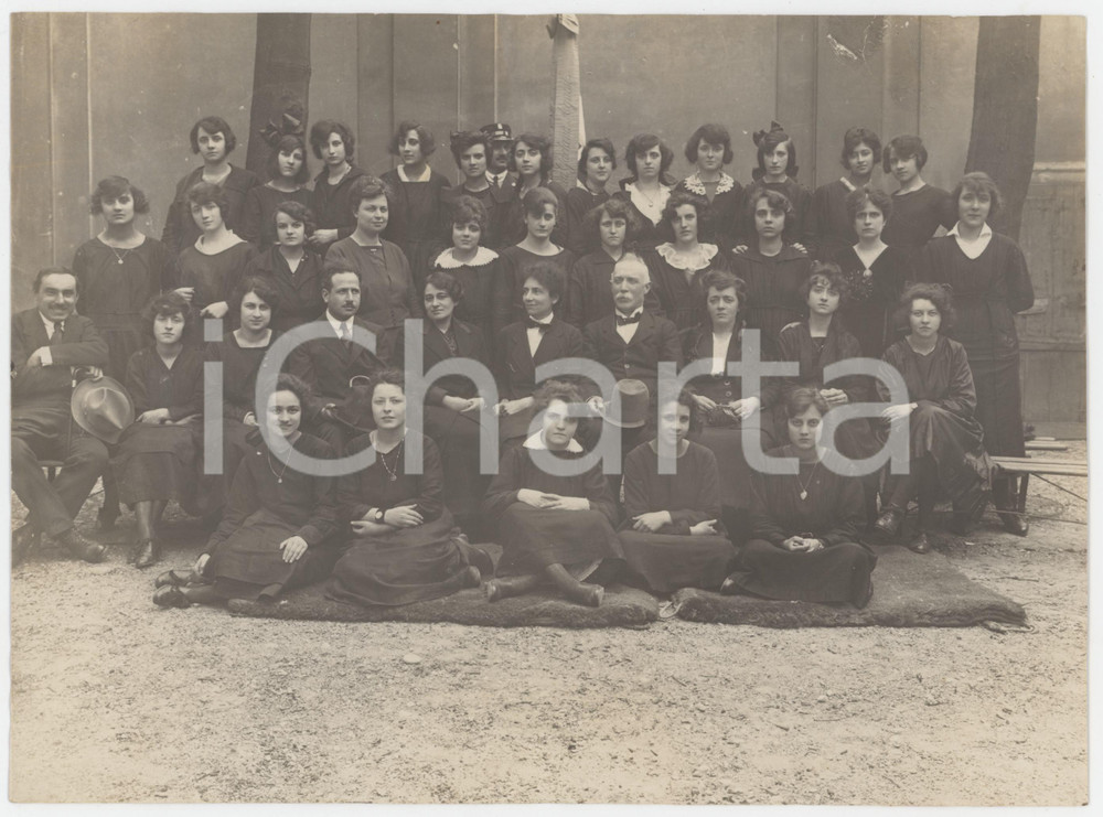 Fotografia d epoca originale 1920 ca ITALIA Istituto Femminile  Ritratto di gruppo  Foto DANNEGGIATA 1