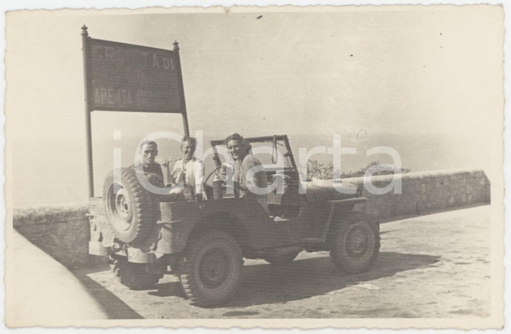 1945 ca AREA DI GENOVA Militare con due donne presso belvedere *Foto VINTAGE Fotografia d'epoca.  FAIR/discreto fioriture al verso Formato: 14x9 cm originale e autentica 1