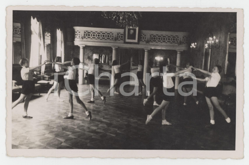 Fotografia d epoca originale 1940 ca COSTUME ITALIA Bambine durante un saggio di danza Foto 14x9 cm 1