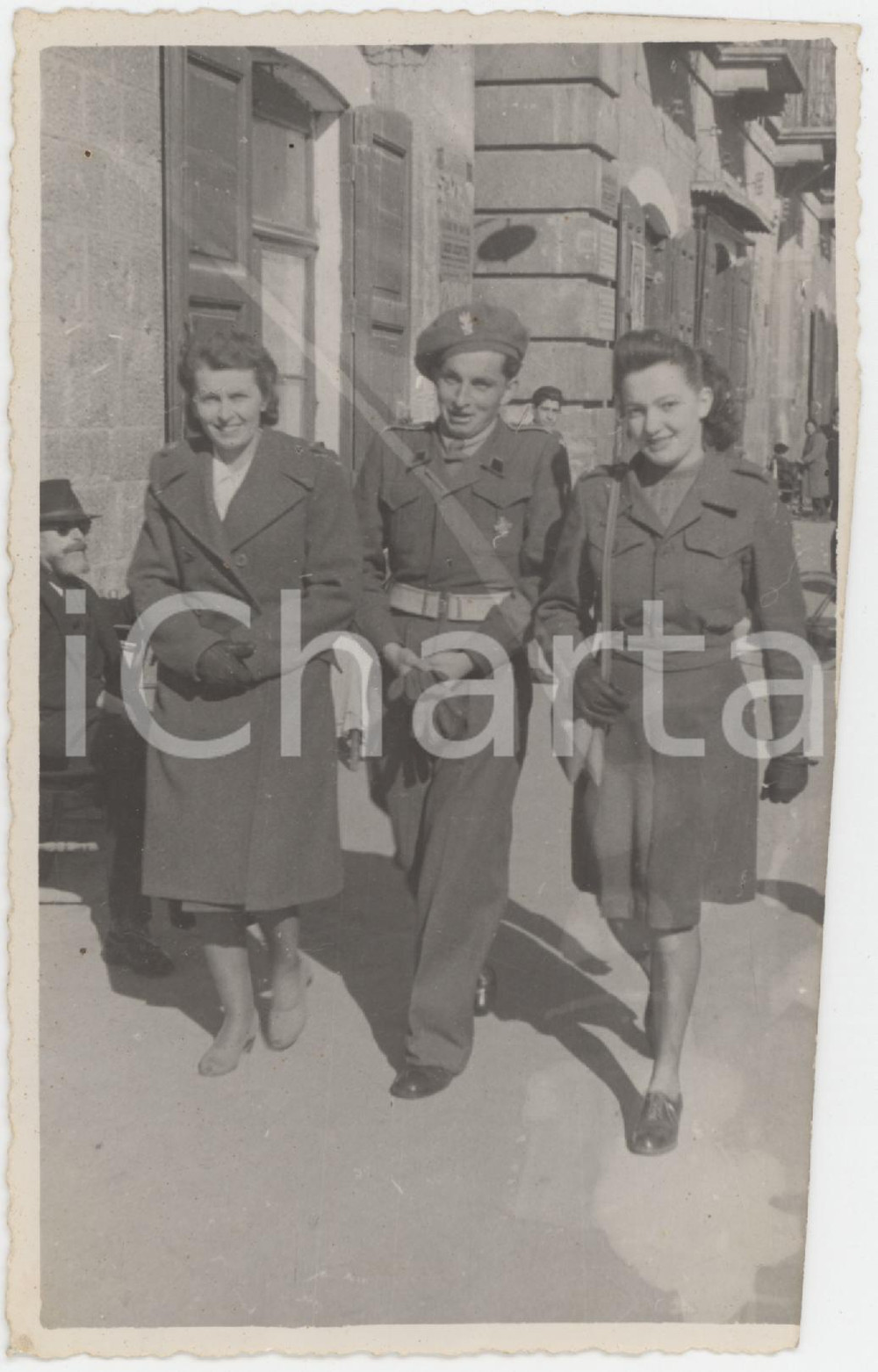 Fotografia d epoca originale 1945 ca ITALIA Ufficiale a passeggio con la famiglia Foto VINTAGE 9x14 cm 1