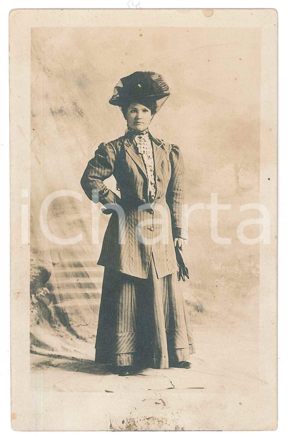 Fotografia d epoca originale 1915 ca MODA ITALIA Ritratto di donna in abito a righe  Fotografia anonima 9x14 1