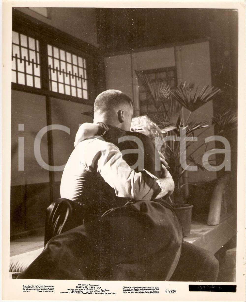 Fotografia d epoca originale 1961 MARINES LET S GO Movie by Raoul WALSH Marine kissing a girl Photo 20x25 cm 1