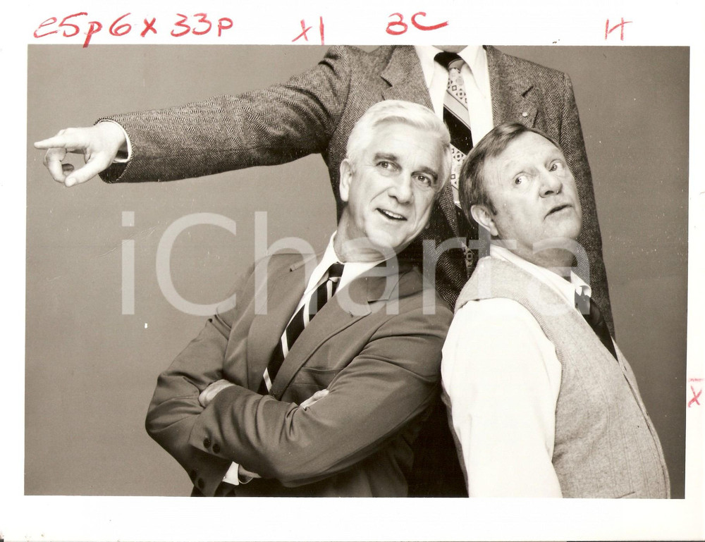 Fotografia d epoca originale 1982 POLICE SQUAD! Leslie NIELSEN Alan NORTH   Comedy aired on ABC Photo 23x17 1