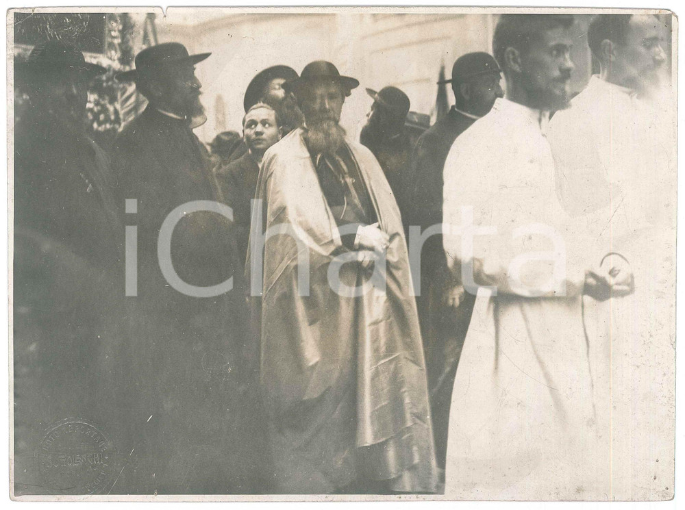Fotografia d epoca originale 1930 ca TORINO Vescovo e religiosi durante una processione  Foto OTTOLENGHI 1