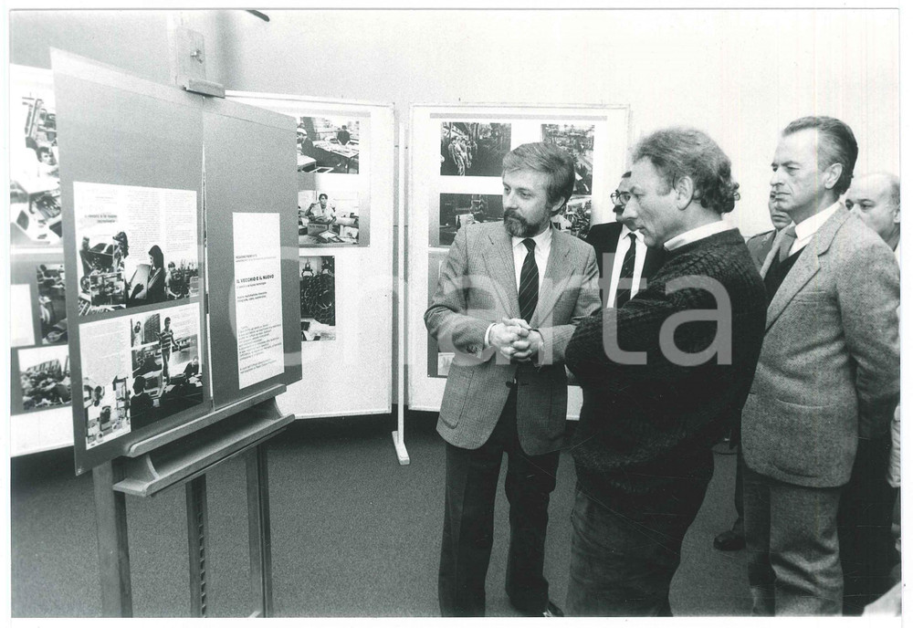 Fotografia d epoca originale 1985 ca VERCELLI Inaugurazione di una mostra  Fotografia 24x18 cm 1
