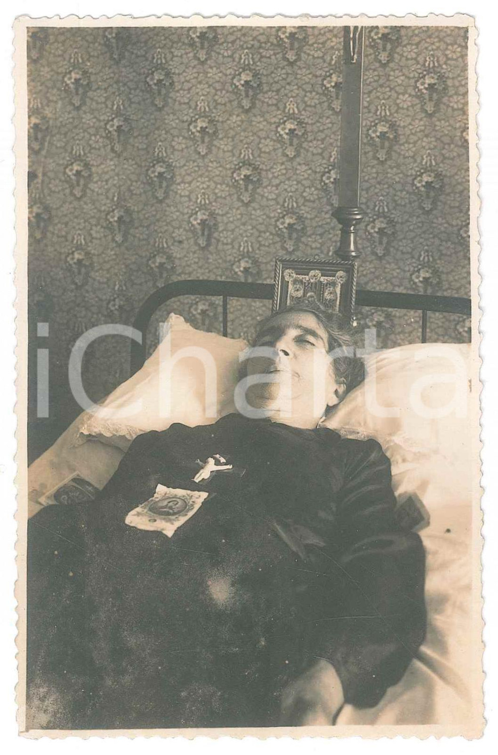 Fotografia d epoca originale 1945 circa ITALIA Donna sul letto  Foto POST MORTEM 9x14 cm 1