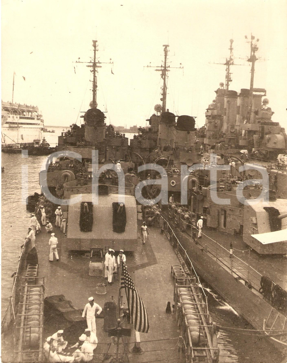 Fotografia d epoca originale 1950 ca USN United States Navy  Nave militare attraccata al porto Foto 18x22 cm 1