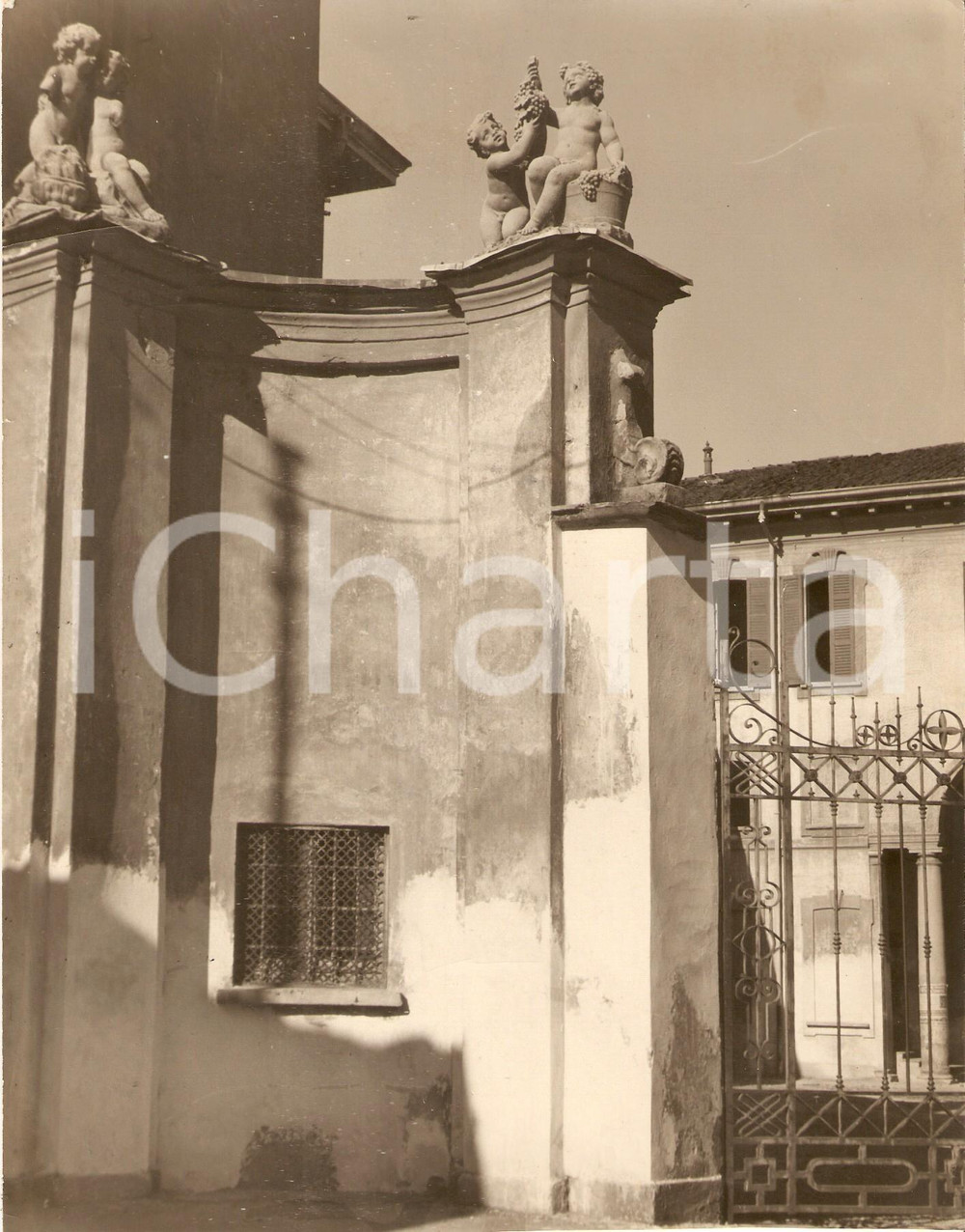 Fotografia d epoca originale 1950 ca SARONNO VA Ingresso di Palazzo VISCONTI Foto 18x23 cm 1