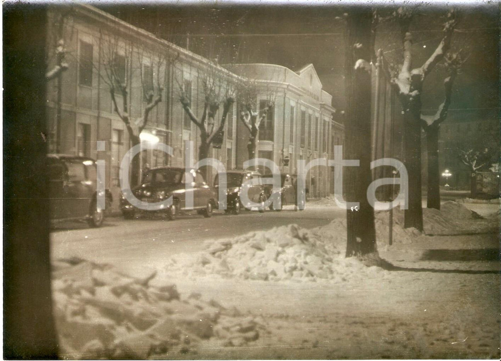 Fotografia d epoca originale 1950 ca SARONNO VA Cumuli di neve davanti alla stazione Foto 18x13 cm 1