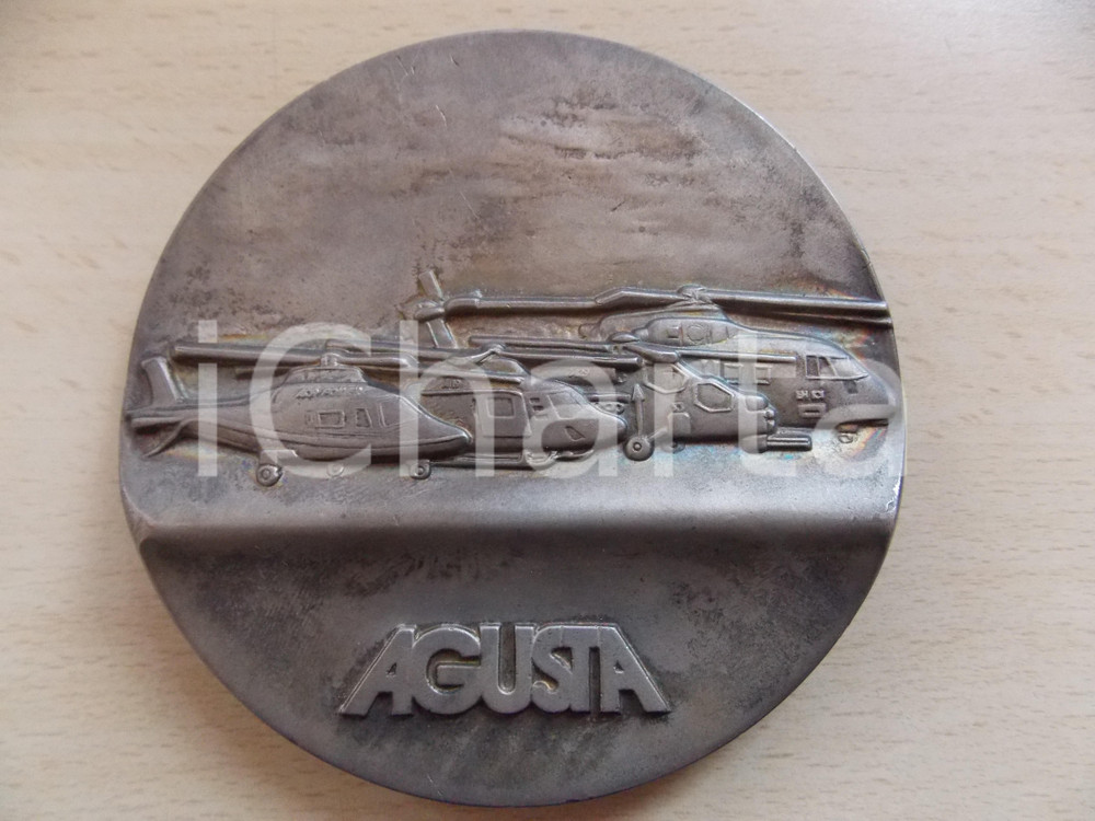 Opera d’arte autentica 1980 ca AGUSTA Placca commemorativa in metallo pesante Diametro 10 cm 1