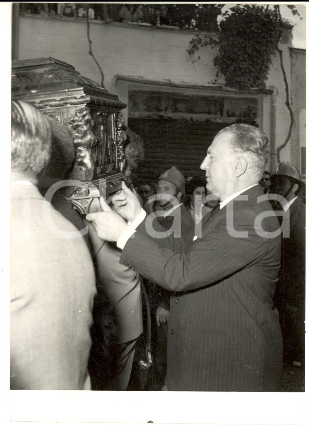 Fotografia d epoca originale 1954 ROMA Funerali DE GASPERI  Randolfo PACCIARDI aiuta a portare la bara Foto 1