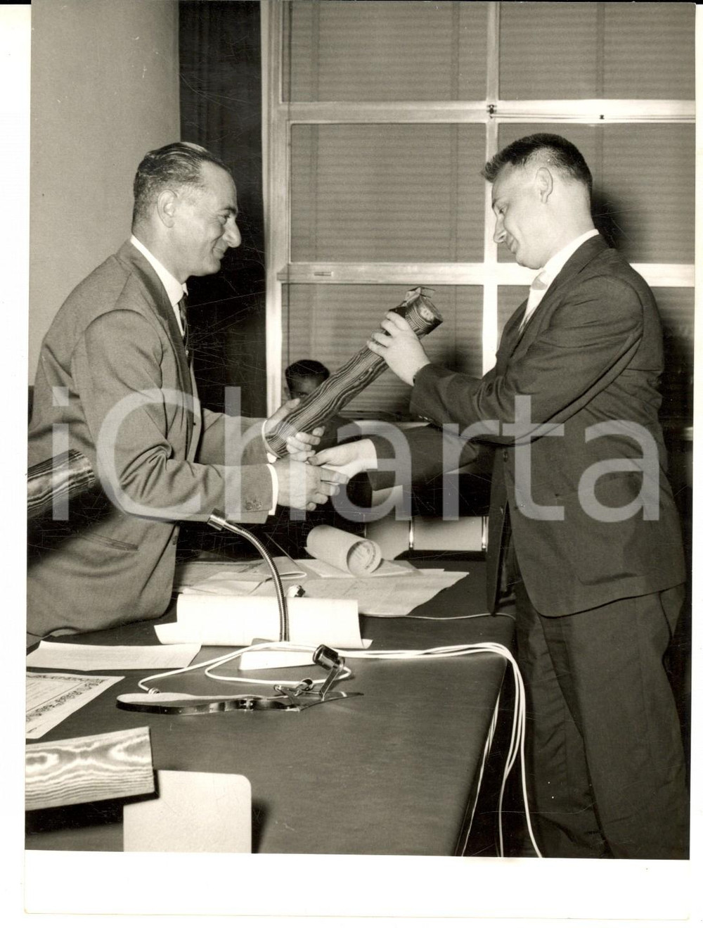 Fotografia d epoca originale 1958 MILANO Scuola Studi sugli Idrocarburi  Enrico MATTEI consegna i diplomi 1