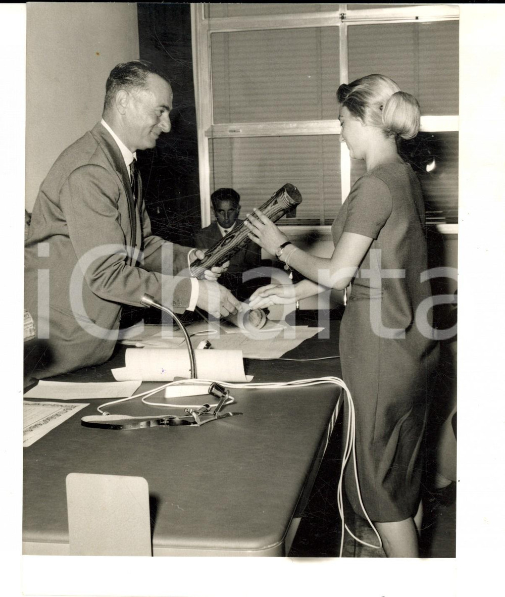 Fotografia d epoca originale 1958 MILANO Scuola Studi sugli Idrocarburi  Ing. Enrico MATTEI consegna diplomi 1