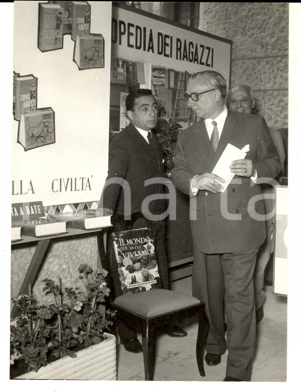 Fotografia d epoca originale 1957 ROMA EUR Pietro CAMPILLI alla V Fiera Campionaria  Stand MONDADORI Foto 1