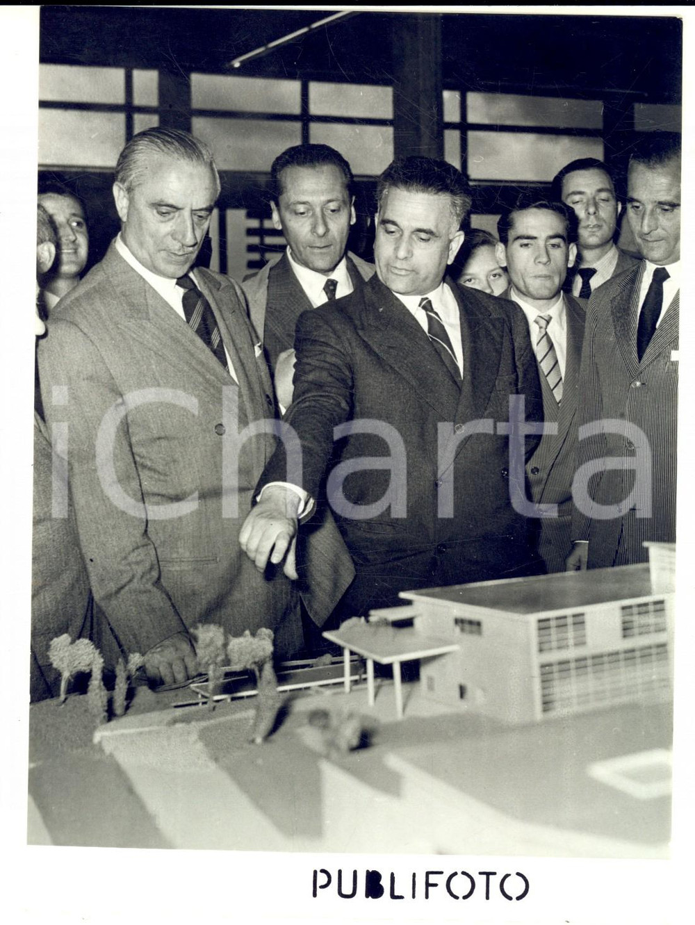 Fotografia d epoca originale 1953 POZZUOLI Pietro CAMPILLI visita l erigendo stabilimento OLIVETTI Foto 1