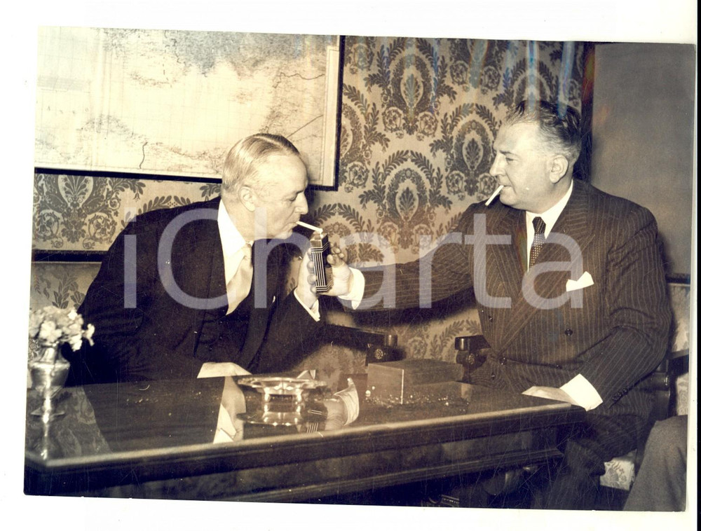 Fotografia d epoca originale 1953 ROMA Ministro Randolfo PACCIARDI accende una sigaretta a David K.E. BRUCE 1