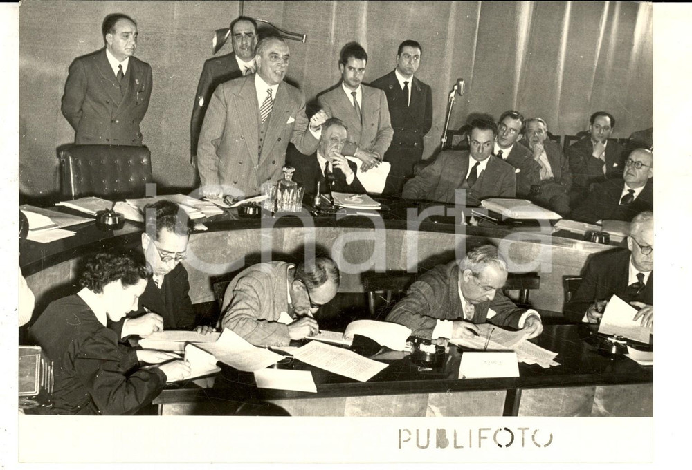 Fotografia d epoca originale 1953 NAPOLI Pietro CAMPILLI interviene al convegno delle forze endogene Foto 1