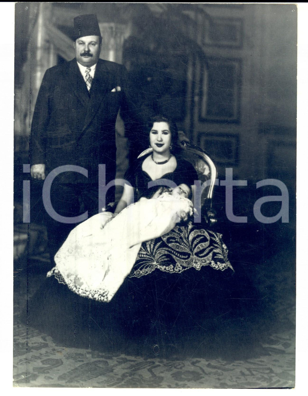 Fotografia d epoca originale 1952 IL CAIRO FARUQ I e Narriman SADIQ con l erede al trono Fu ad Foto 1
