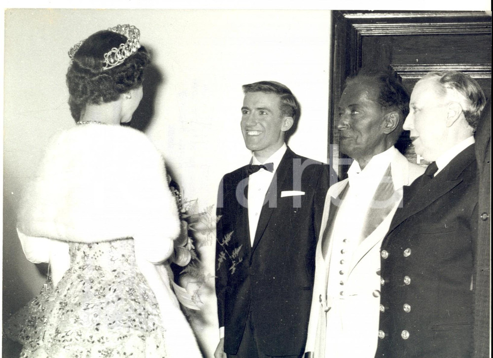 Fotografia d epoca originale 1958 LONDON COLISEUM Queen Elizabeth II talks to Roy CASTLE after a show Photo 1