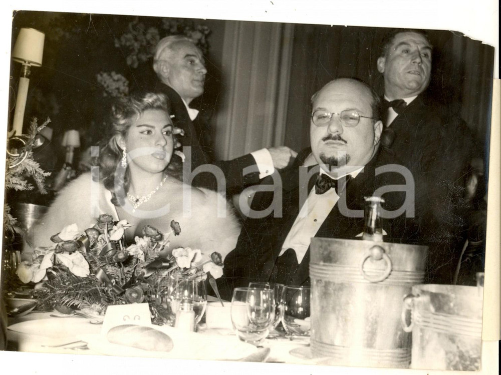Fotografia d epoca originale 1956 MONACO Re FARUQ I con Irma CAPECE MINUTOLO al veglione di Natale Foto 1