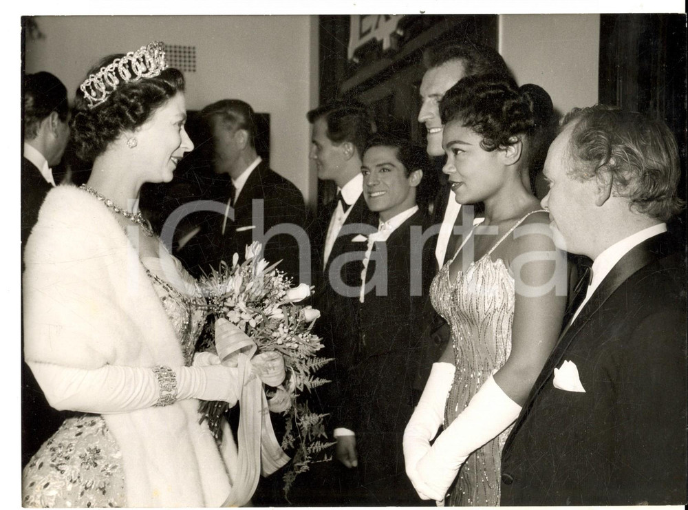 Fotografia d epoca originale 1958 LONDON COLISEUM Queen Elizabeth II talks to Eartha KITT after a show Photo 1