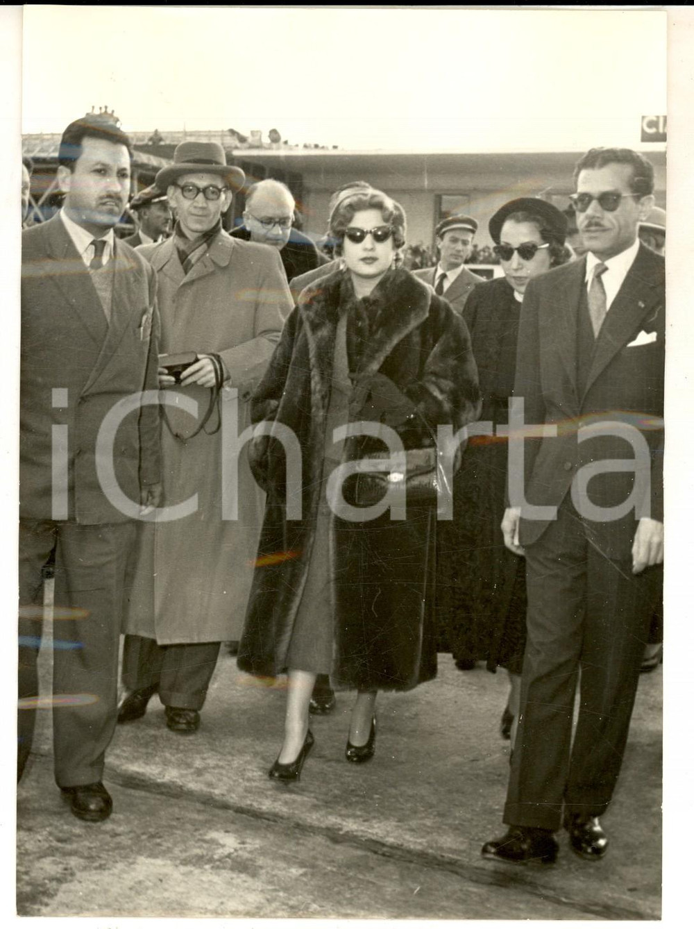 Fotografia d epoca originale 1953 ROMA Partenza di Narriman SADIQ ex regina d Egitto con la madre Foto 1