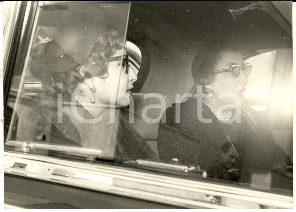 Fotografia d epoca originale 1953 ROMA CIAMPINO Partenza ex regina Narriman SADIQ con la madre Foto 1