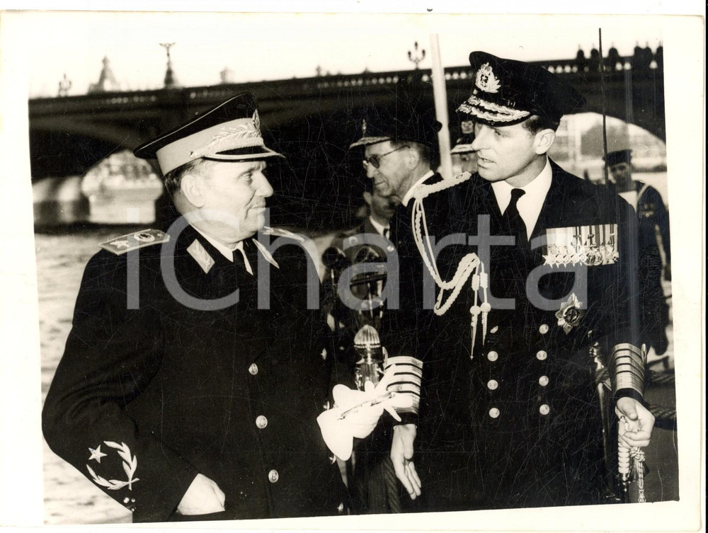 Fotografia d epoca originale 1953 LONDON WESTIMINSTER The Duke of Edinburgh chats to Marshal TITO Photo 1