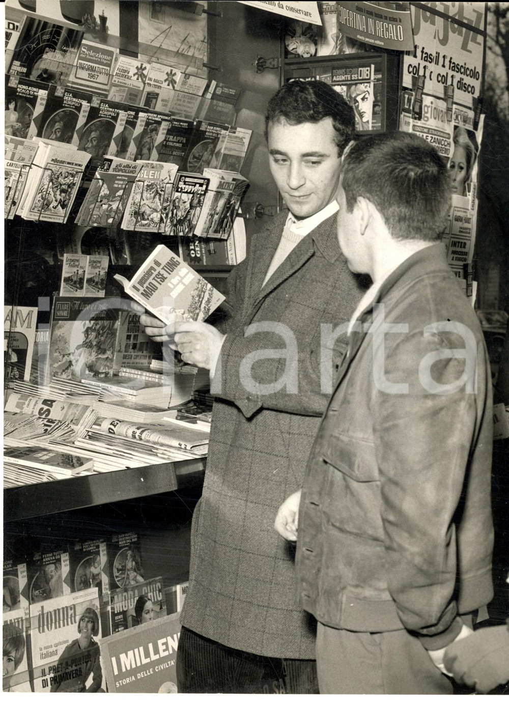 Fotografia d epoca originale 1967 MILANO Il libro miracoloso di MAO TSE TUNG nelle edicole cittadine Foto 1