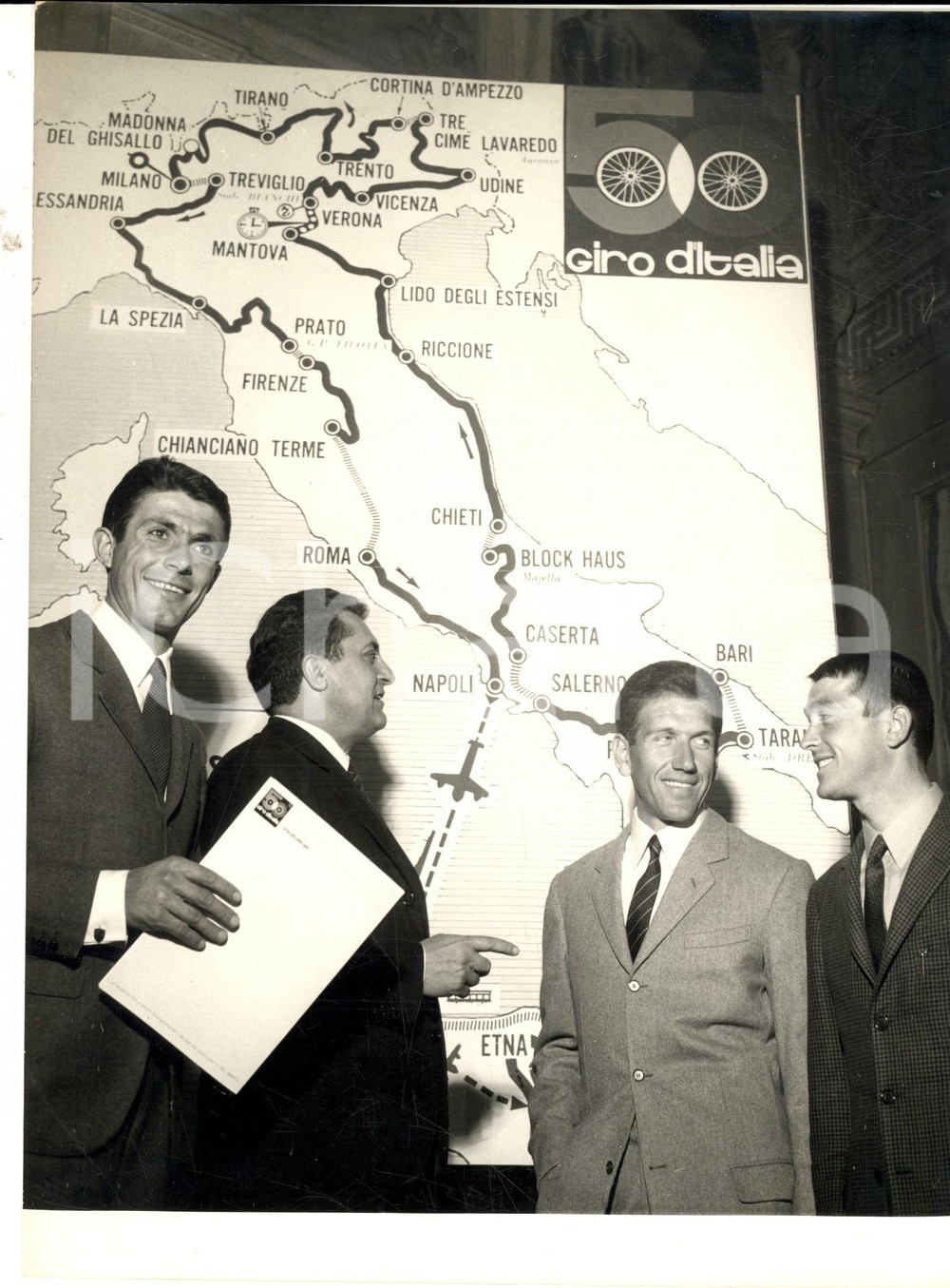 Fotografia d epoca originale 1967 MILANO Presentazione 50Â°GIRO D ITALIA  ARMANI, TORRIANI, ADORNI e DANCELLI 1