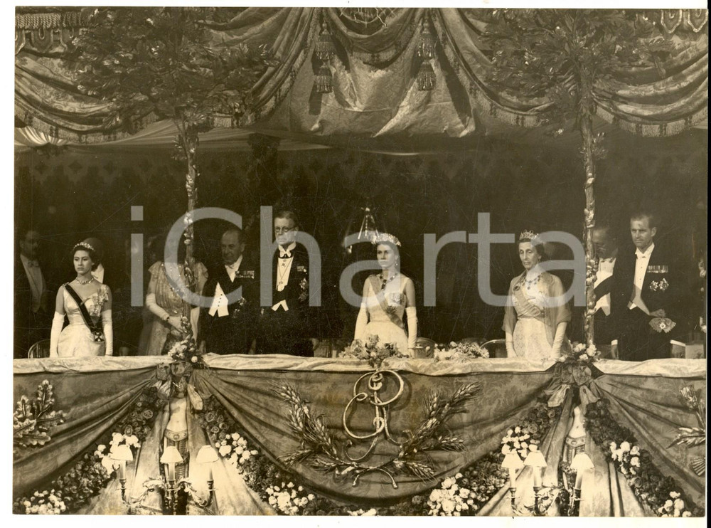 Fotografia d epoca originale 1954 LONDON ROYAL OPERA HOUSE Elizabeth II before the Gala for King Gustav Adolf 1