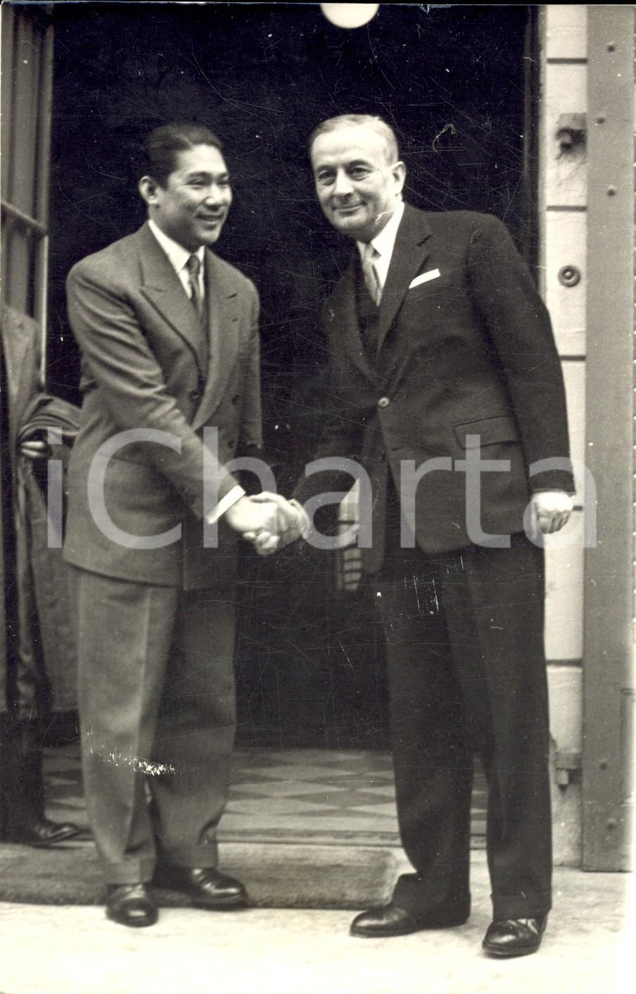 Fotografia d epoca originale 1954 Conferenza di GINEVRA Georges BIDAULT si congeda da NGUYEN Quoc Dinh Foto 1