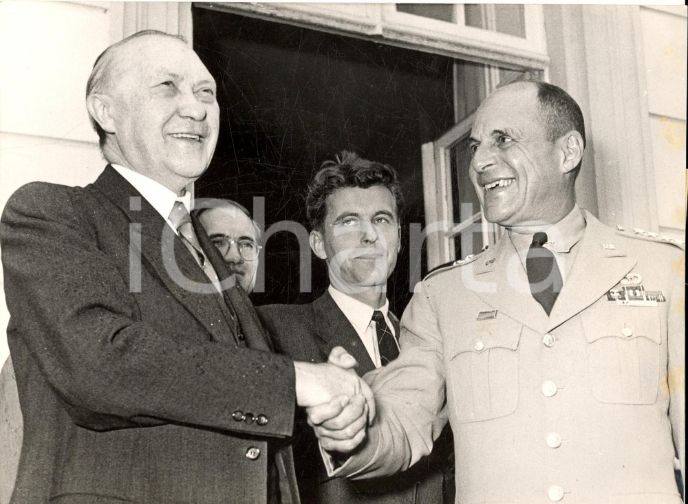 Fotografia d epoca originale 1953 BONN Matthew RIDGWAY bid farewell to Konrad ADENAUER Photo 1