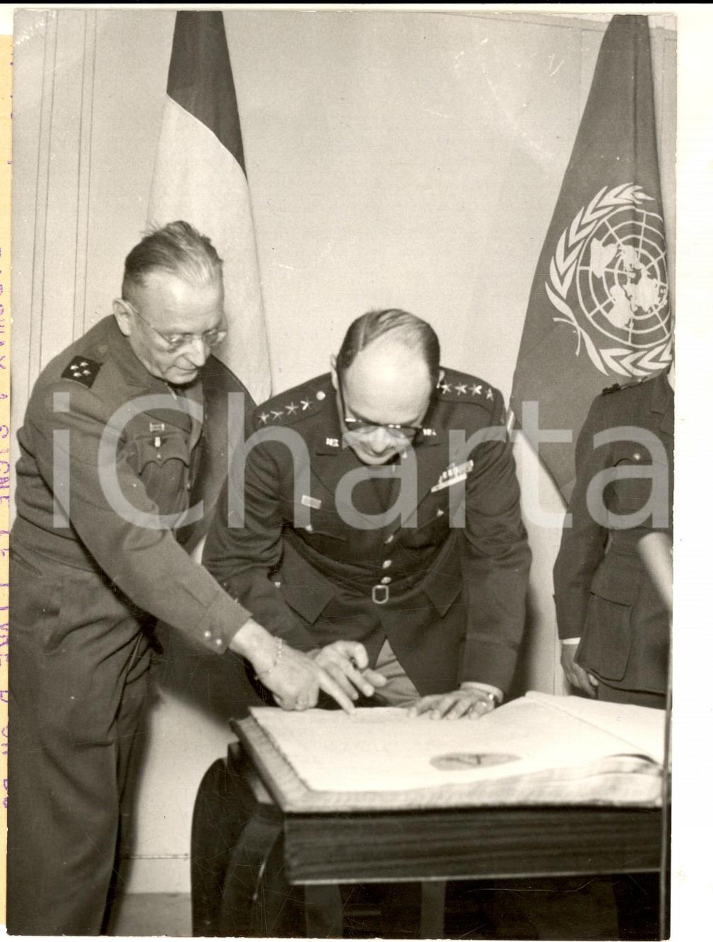 Fotografia d epoca originale 1953 FONTAINEBLEAU SHAPE GÃ©n. Matthew RIDGWAY signe livre d or bataillon COREE 1
