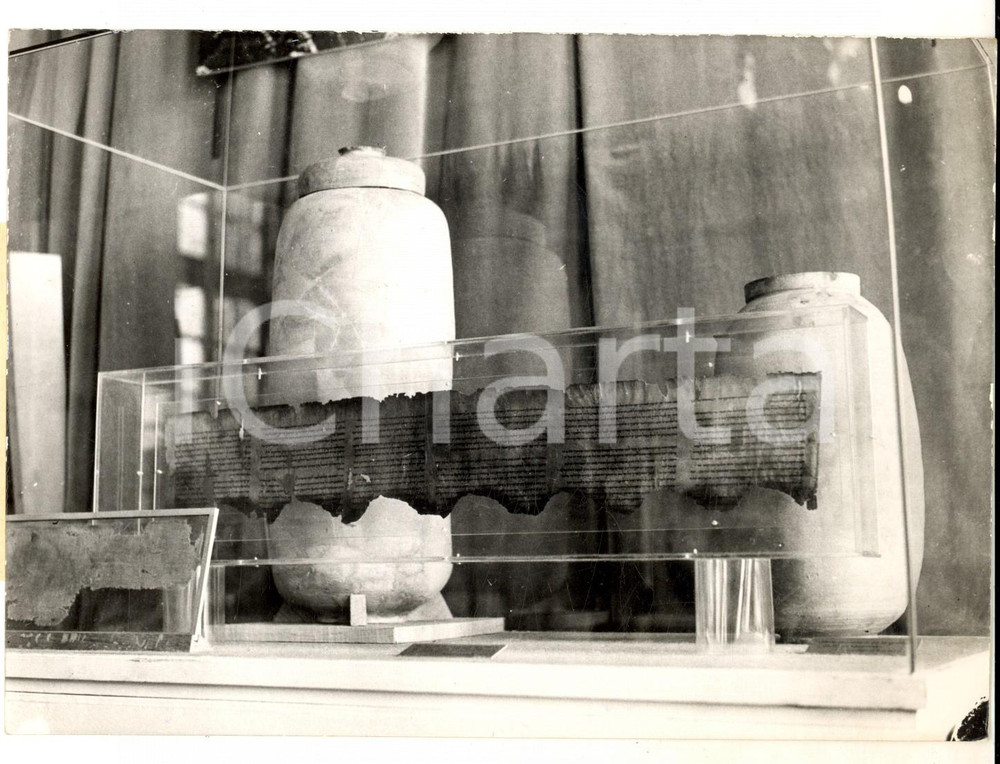 Fotografia d epoca originale 1963 PARIS Archives Nationales  Manuscrit de la Mer Morte en exposition Photo 1