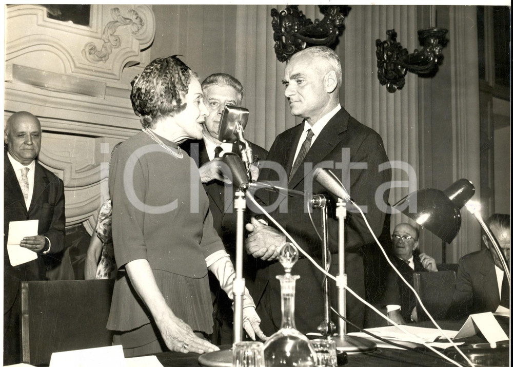 Fotografia d epoca originale 1961 TORINO PREMI MARZOTTO Alberto MORAVIA si congratula con Gianna MANZINI Foto 1