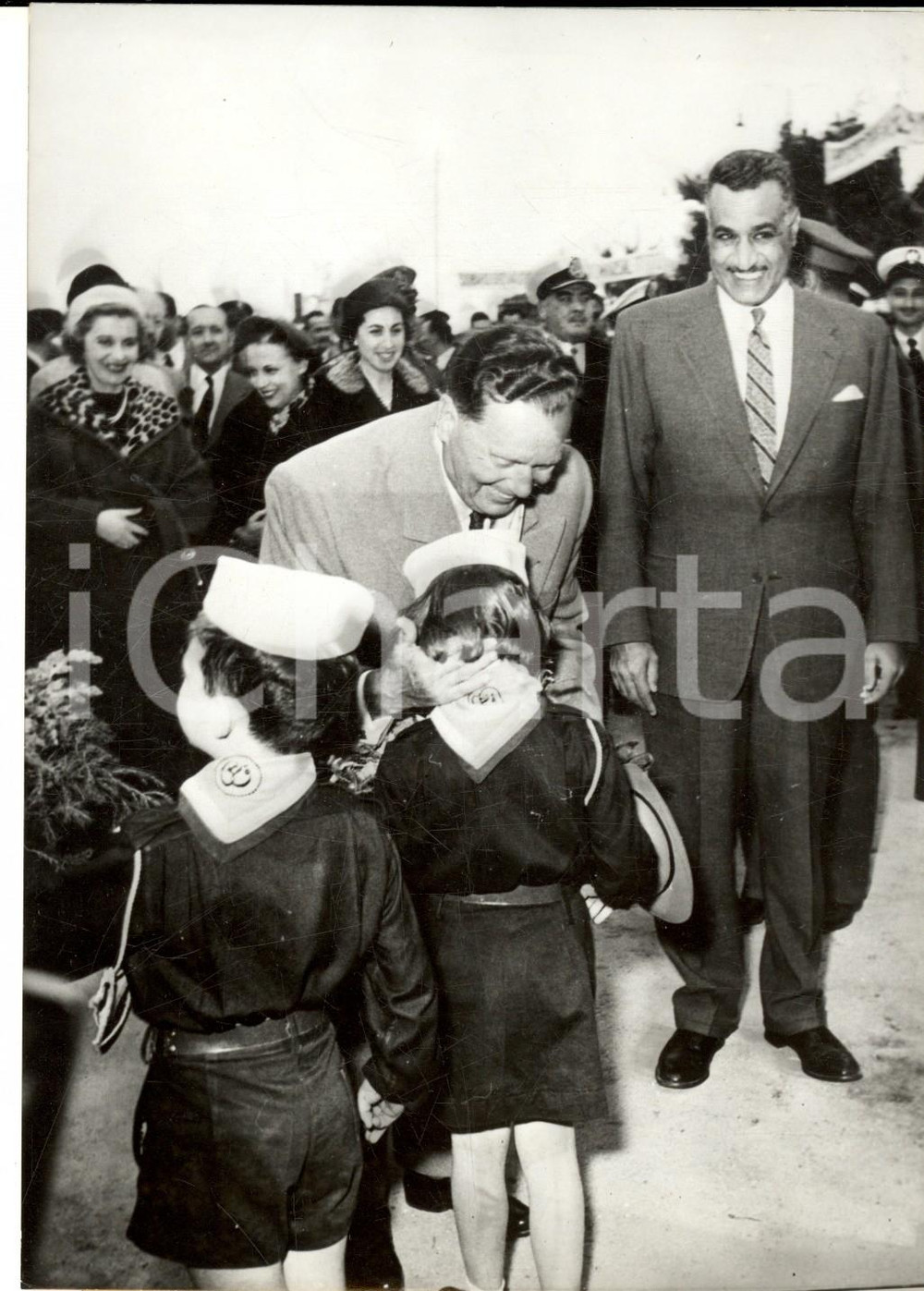 1959 IL CAIRO (EGITTO) Maresciallo TITO e presidente NASSER salutati dai bambini Fotografia d'epoca con didascalia coeva.  FORMATO: 15x20 cm  CONDIZIONI: G    originale e autentica 1