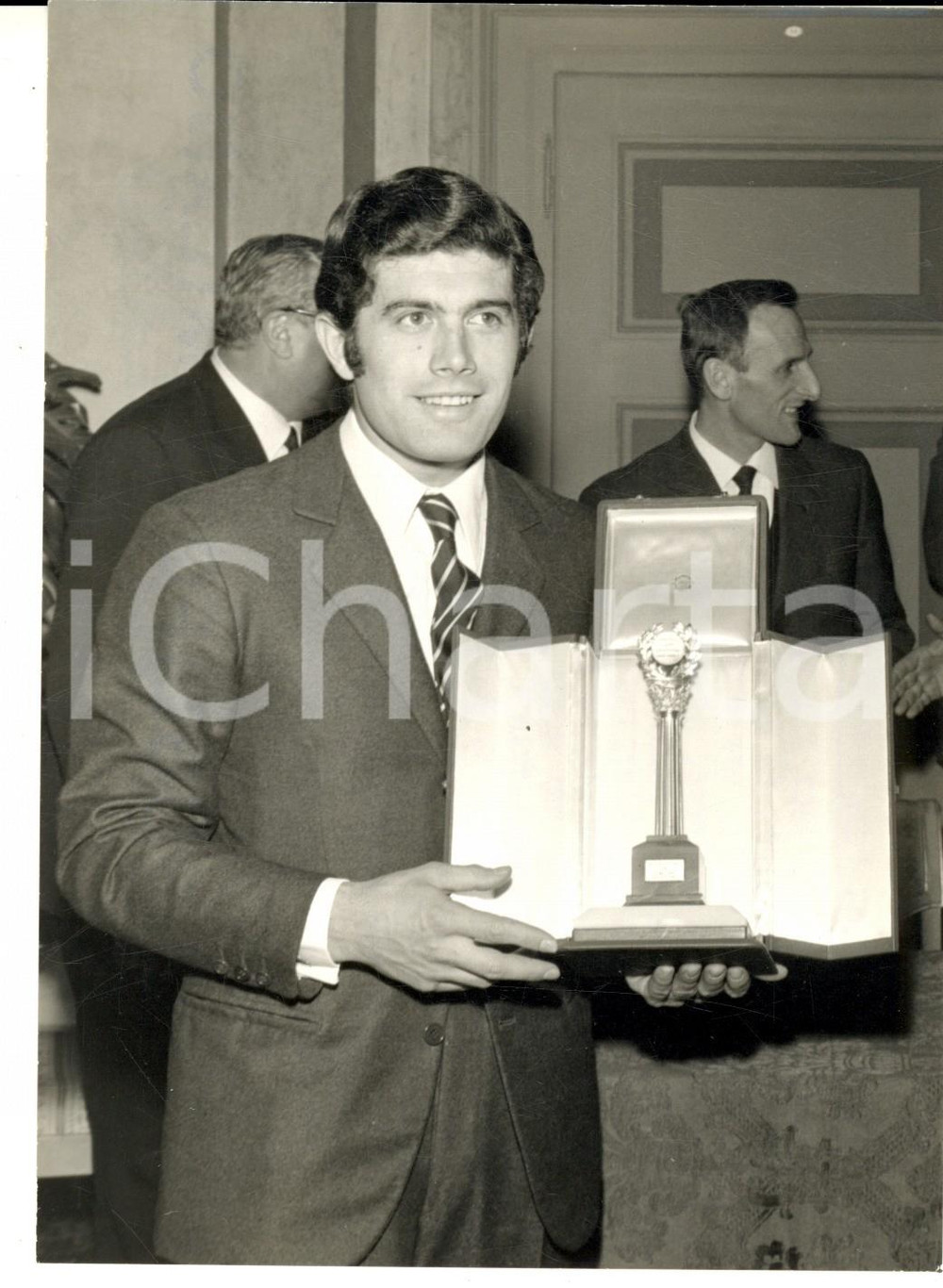 Fotografia d epoca originale 1967 BERGAMO Palazzo FRIZZONI  Giacomo AGOSTINI vince il Premio CALTEX Foto 1