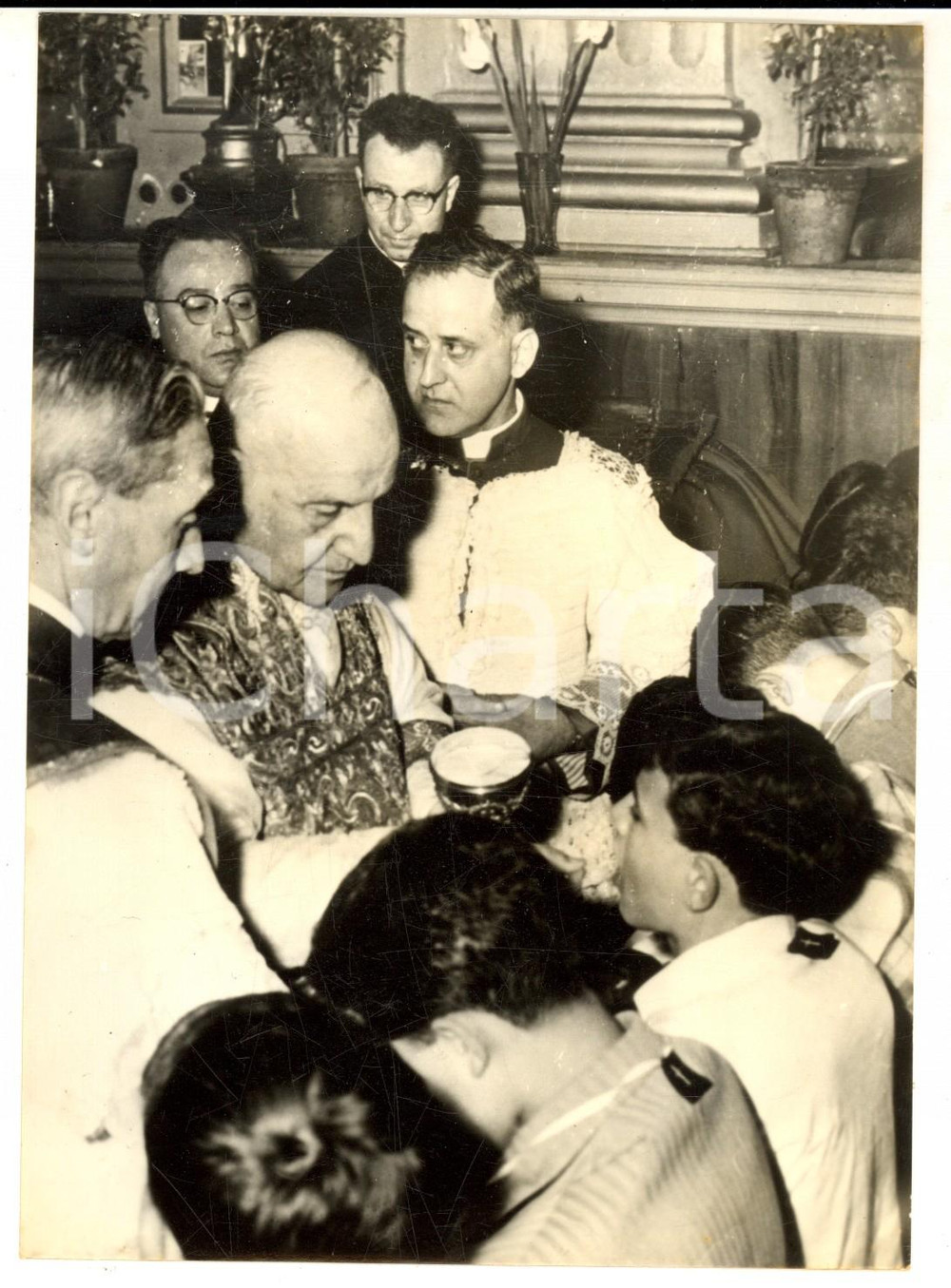 1959 ROMA PIA OPERA PONTE ROTTO Papa Giovanni XXIII impartisce Prima Comunione Fotografia d'epoca con didascalia coeva.  CONDIZIONI: GFORMATO: 13x18 cm  originale e autentica 1